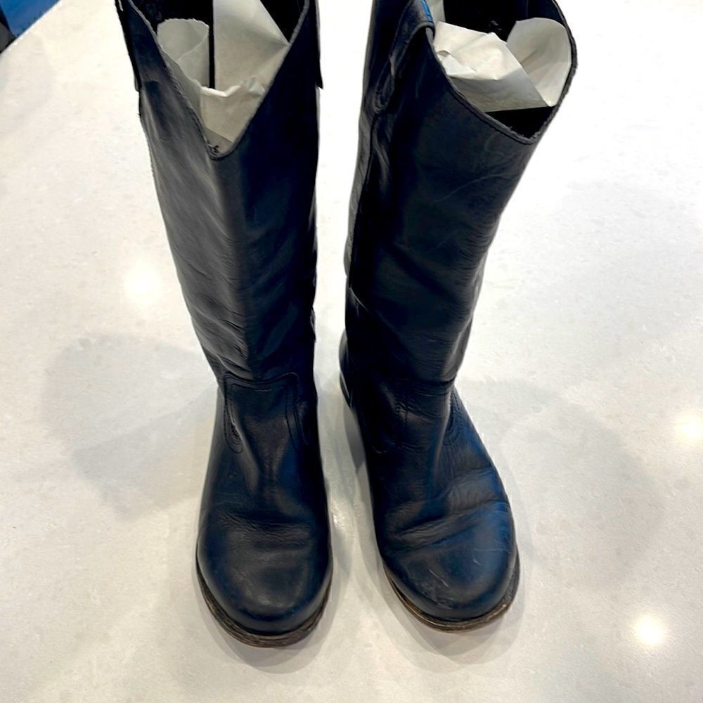Type Z 100 percent leather boots size 7, Super soft, leather soles midcalf.